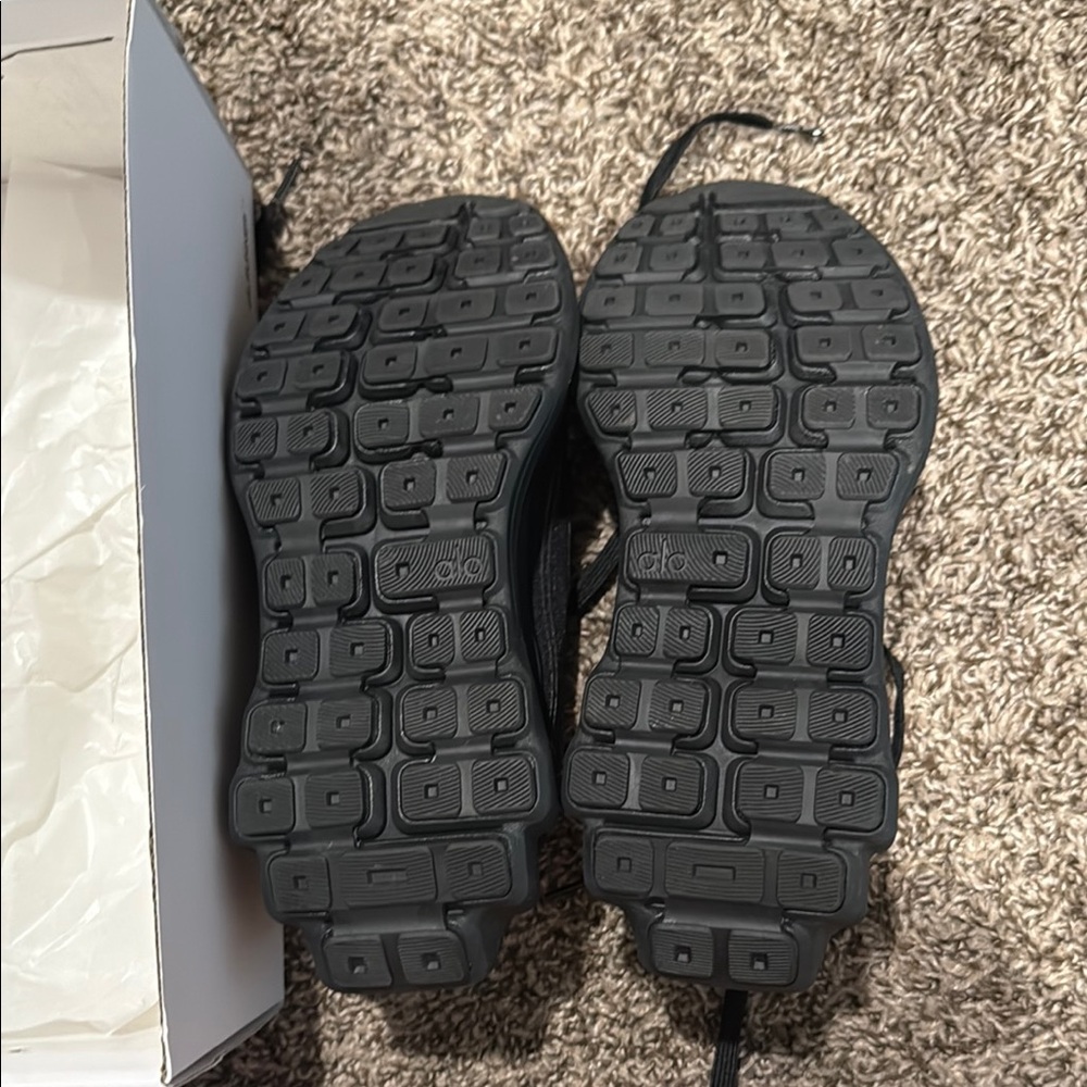 Alo Runner black  W 7.5